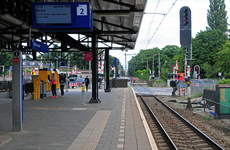 816719 Gezicht op het perron van het N.S.-station Bilthoven te Bilthoven (gemeente De Bilt), met op de achtergrond de ...